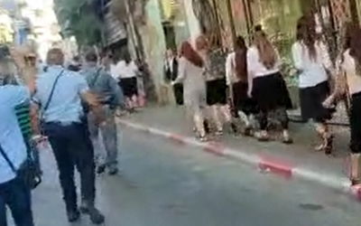 נטורי קרתא שאגו על בנות המצעד; השוטרים הגנו עליהן