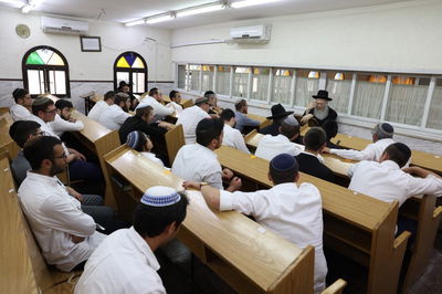 הרב דינר עם הבחורים