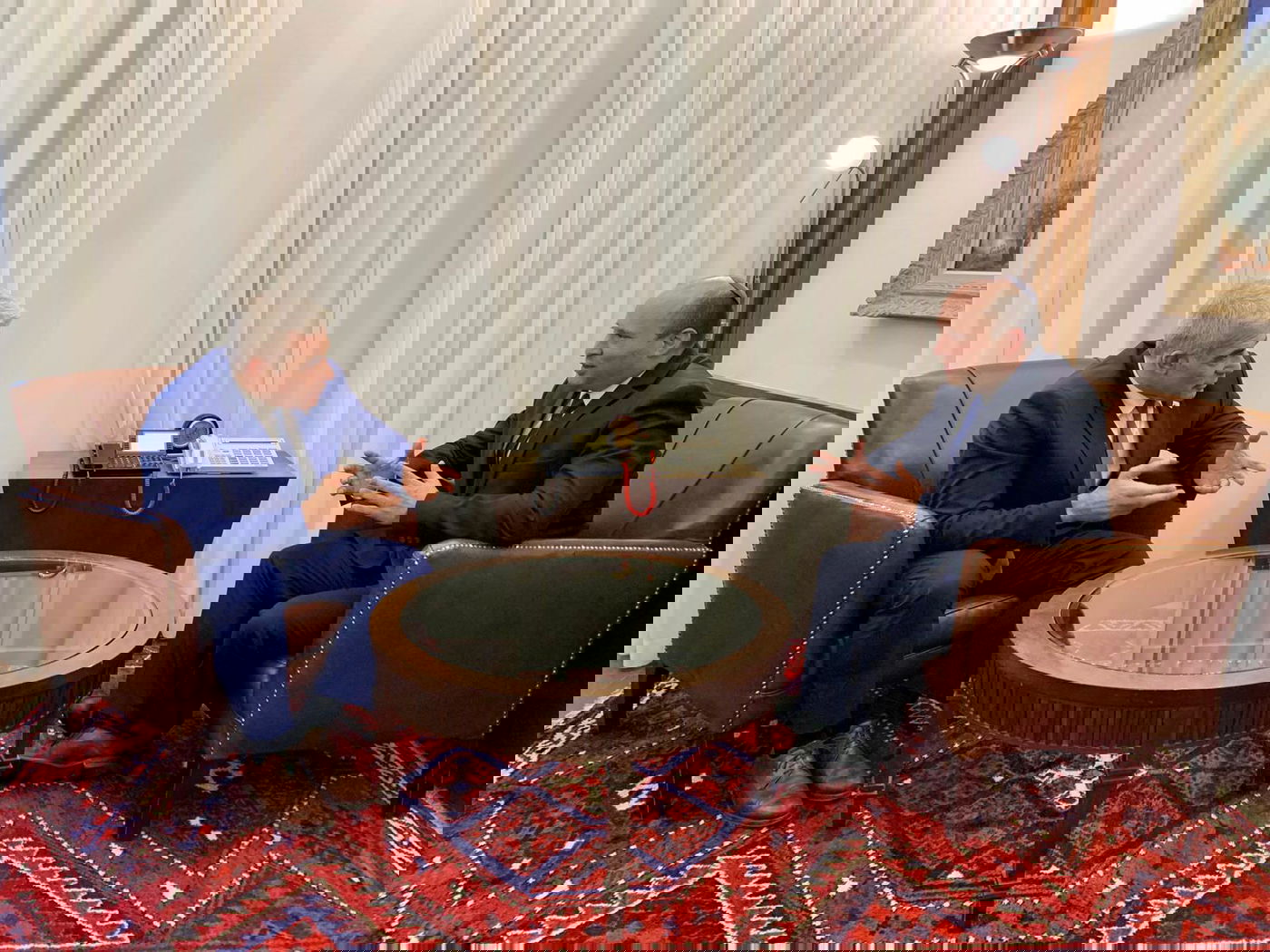 בנט ולפיד, הערב