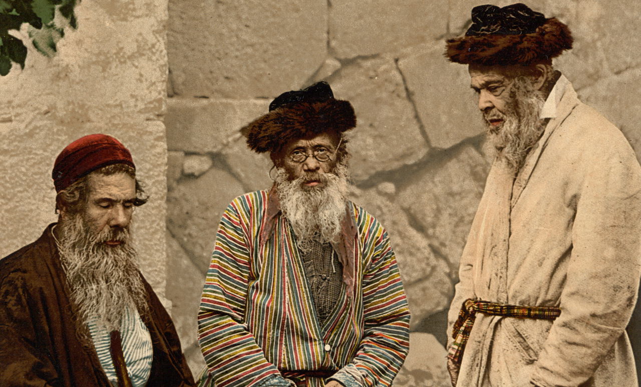 מימין לשמאל: שני אשכנזים בלבוש חסידי ותלמיד חכם ספרדי. צולם בירושלים בשנת תר"ן (1890)