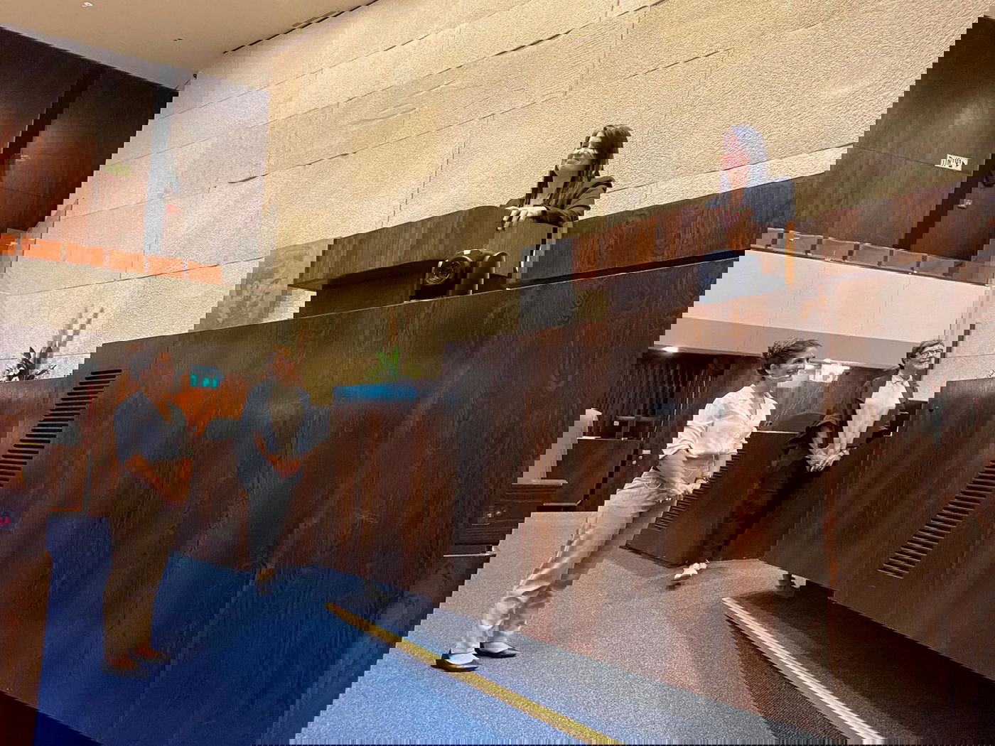 מזכירת הכנסת עם חברת הכנסת והמתורגמנית שלה באחד ממפגשי ההכנה אמש.