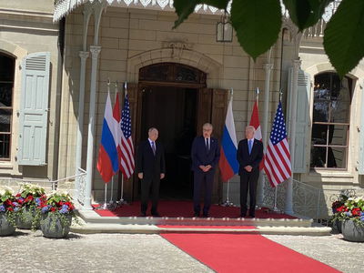 לחצו ידיים. פוטין וביידן