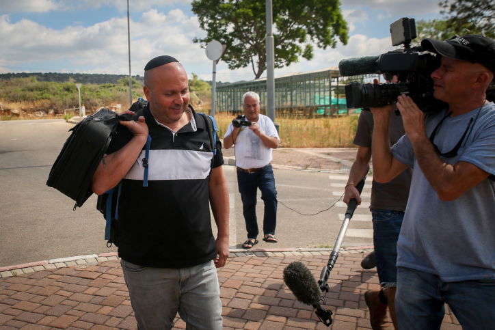 שמועני בכניסה לכלא הבוקר