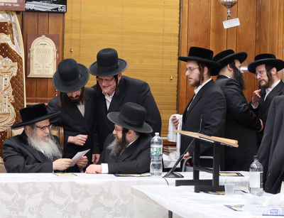 הרבי מסאטמר (מהרי"י) עם חברי הוועד