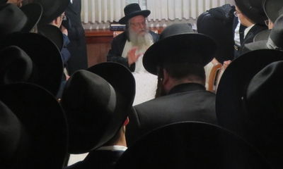 צפו: הגאון החסידי אירח את מעריציו הליטאים