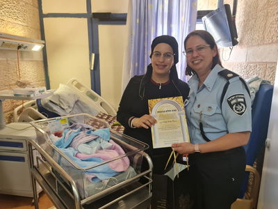 הקצינה עם היולדת החרדית