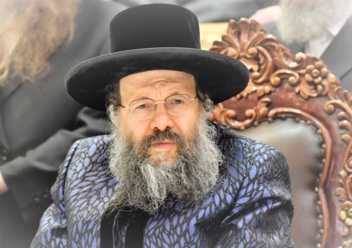 האדמו"ר מבאבוב 45 יושב על הכסא המפואר