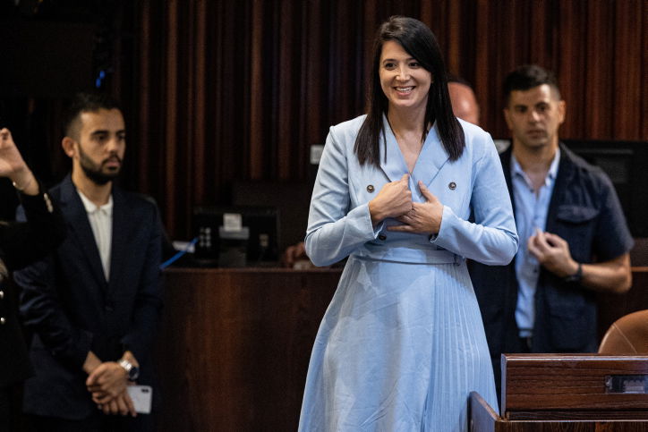 שירלי פינטו בשעת הצהרת האמונים. עשתה היסטוריה