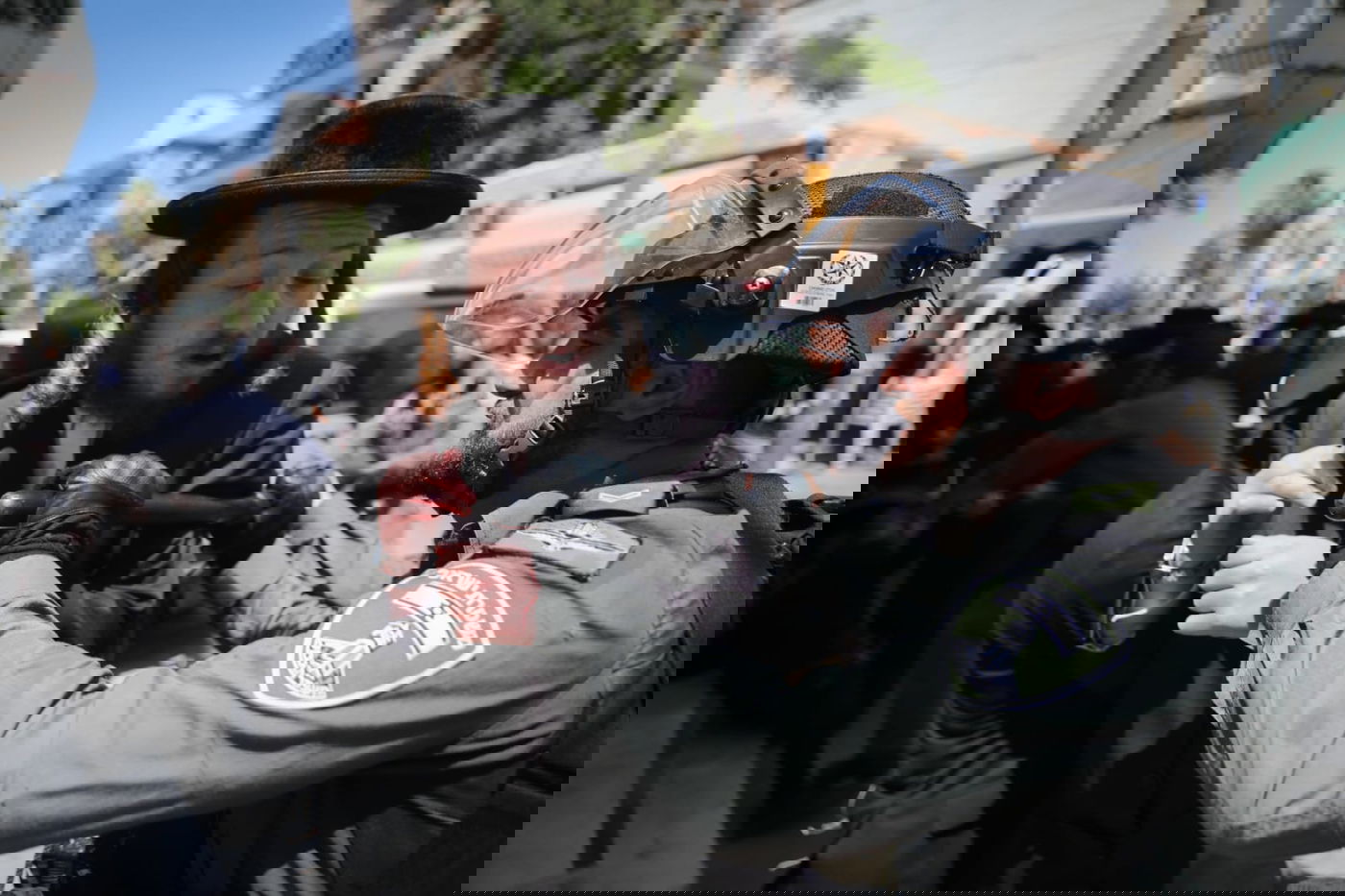 תיעוד מזעזע • האברך הוכה עם אלה בפניו - והופל למדרכה