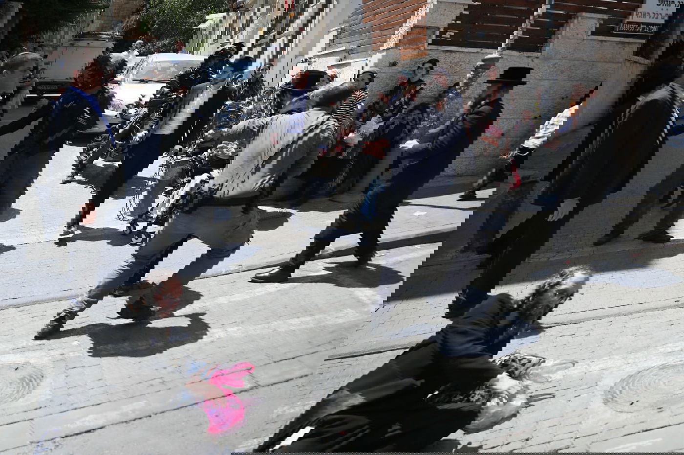 תיעוד מזעזע • האברך הוכה עם אלה בפניו - והופל למדרכה