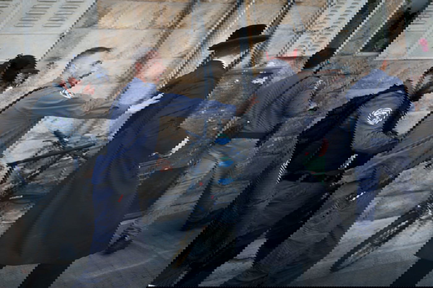 תיעוד מזעזע • האברך הוכה עם אלה בפניו - והופל למדרכה