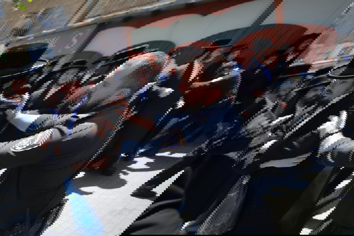 תיעוד מזעזע • האברך הוכה עם אלה בפניו - והופל למדרכה