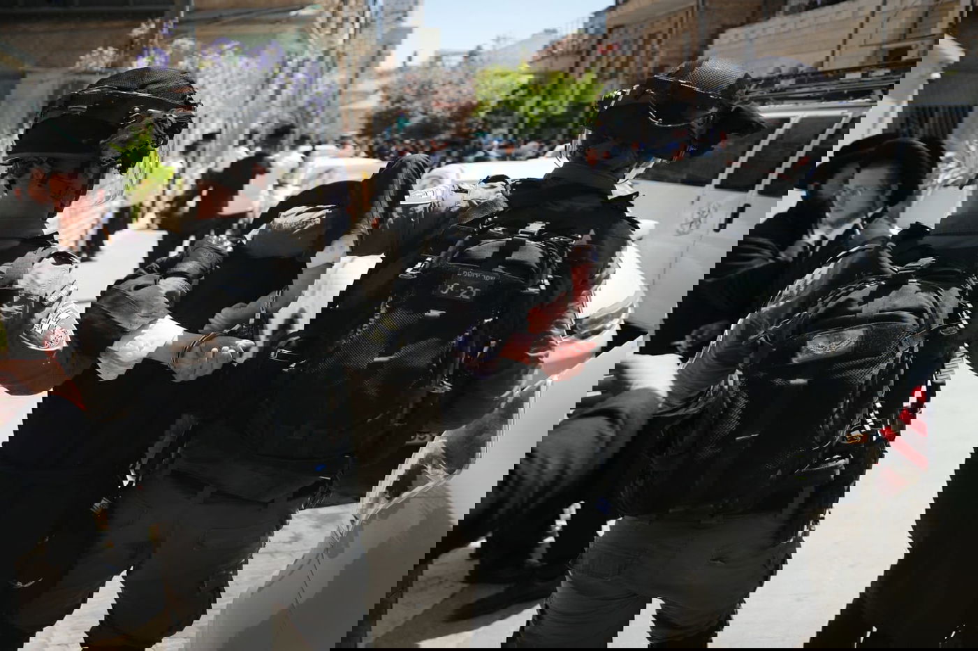 תיעוד מזעזע • האברך הוכה עם אלה בפניו - והופל למדרכה