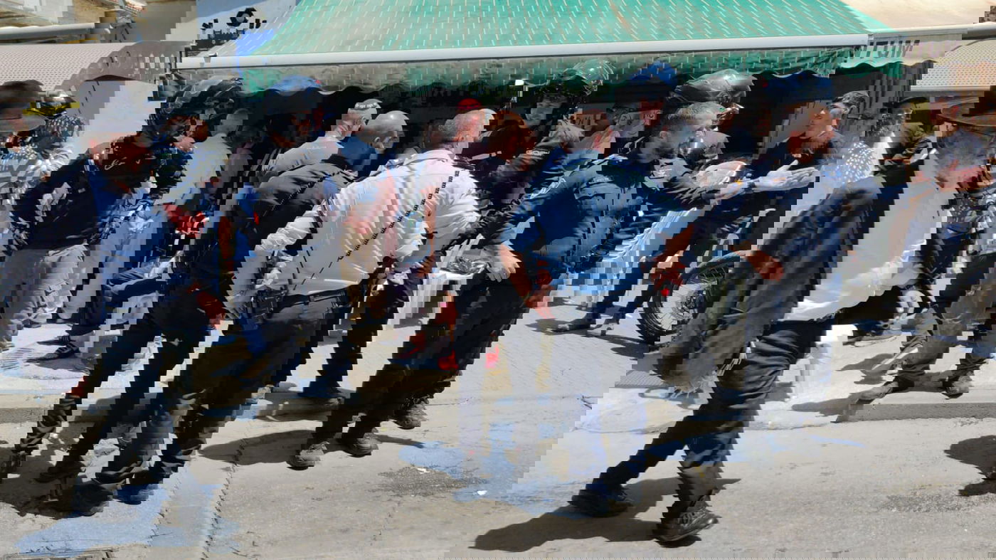 הח"כים נתקלו בקיצונים; השוטרים שלפו אלות