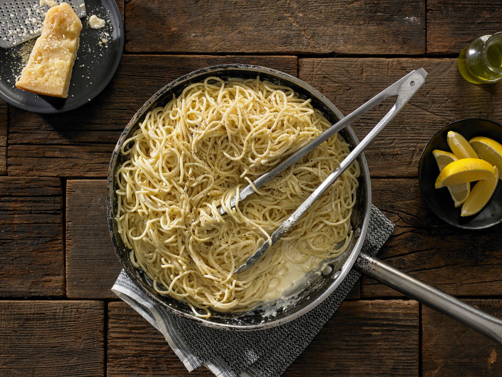 ספגטי אל לימונה: פסטה ברוטב לימון, יין לבן ופרמזן