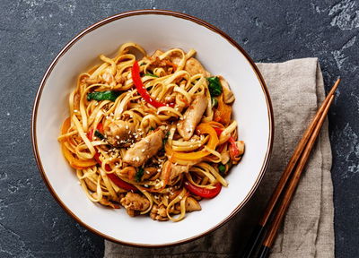 עוף לו מיין - עוף מוקפץ עם נודלס וירקות