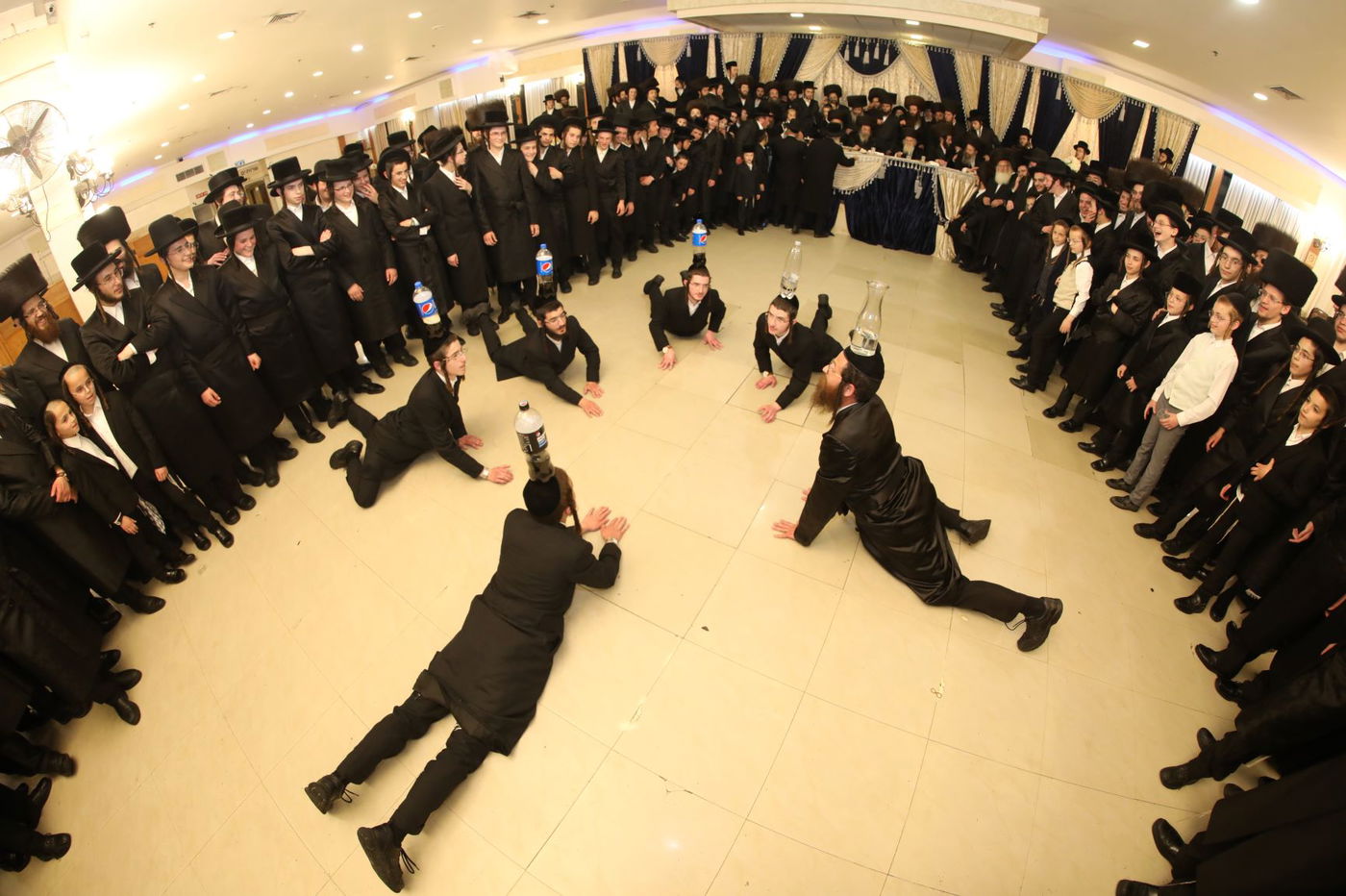 הבחורים בריקוד לכבוד החתן