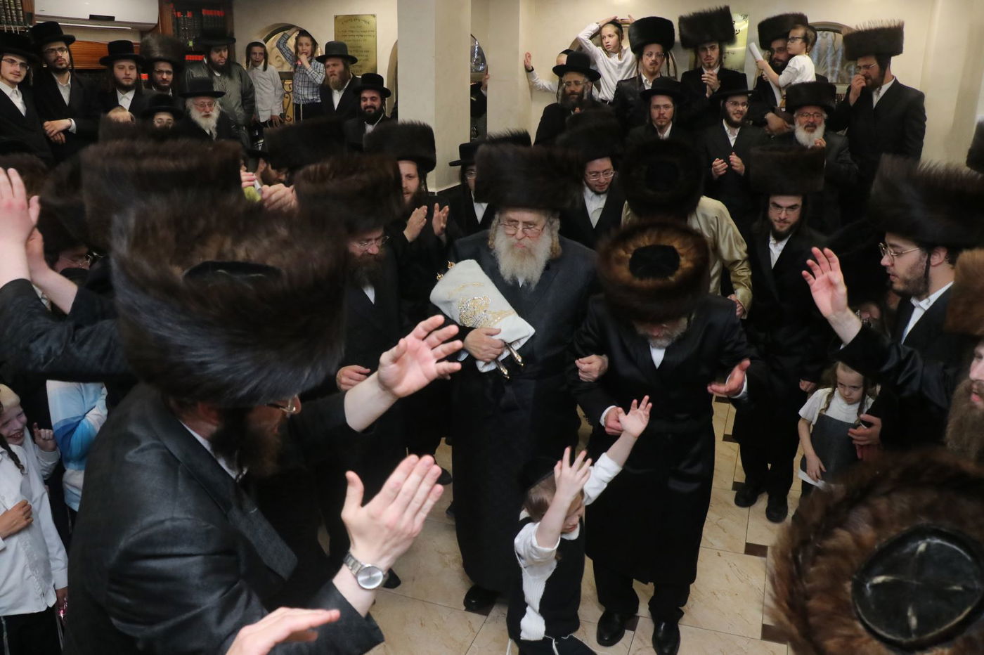 בקאמרנא חגגו הכנסת ספר תורה חדש; צפו