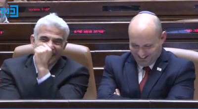 כשרה"מ נפתלי בנט והשר יאיר לפיד פרצו בצחוק