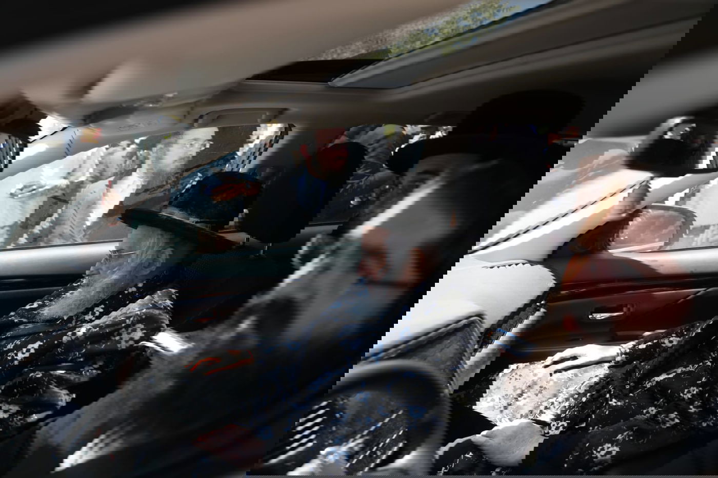 אלף מפגינים בגוש עציון; רימוני הלם על רכבו של הגאב"ד