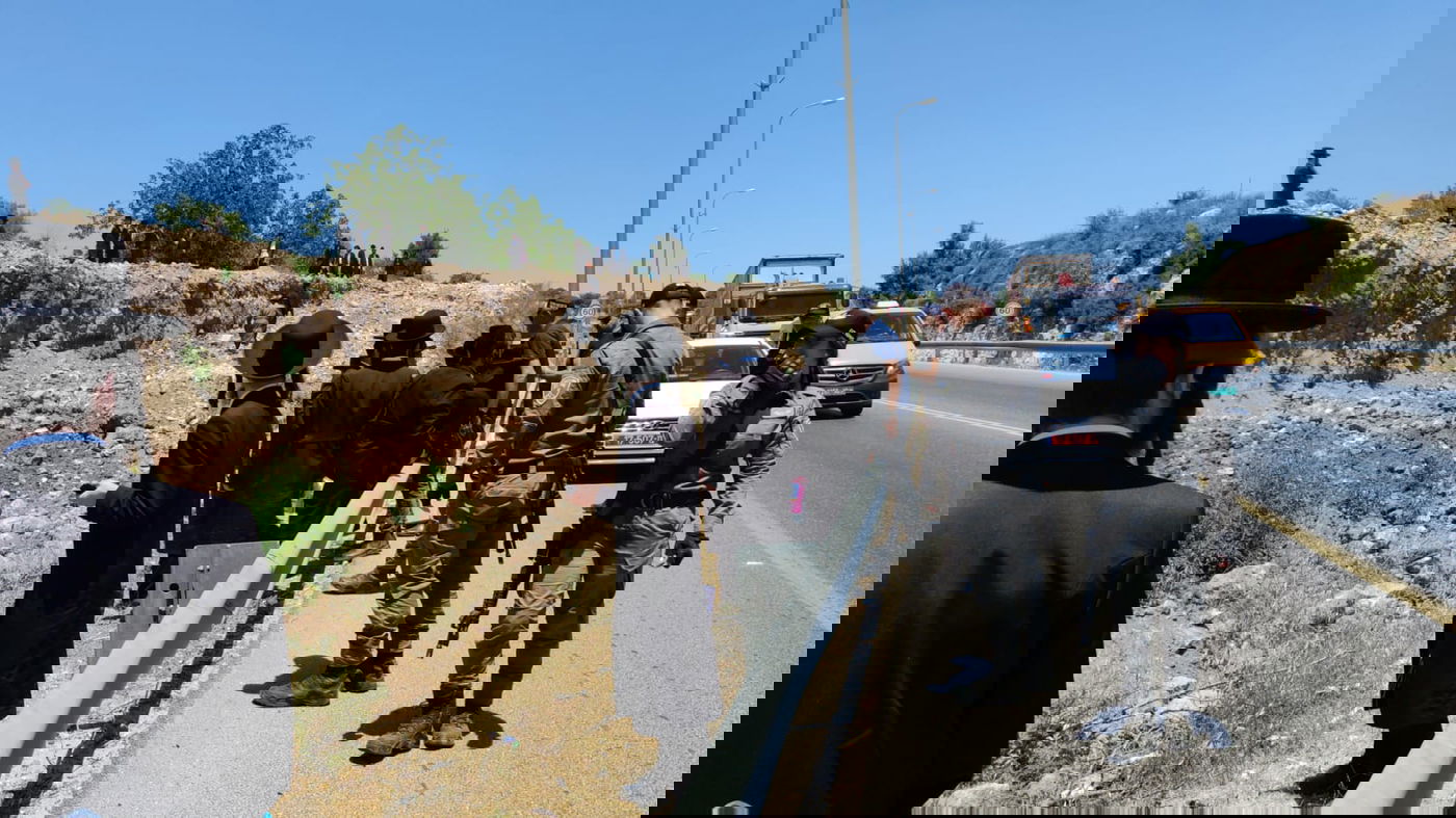 אלף מפגינים בגוש עציון; רימוני הלם על רכבו של הגאב"ד