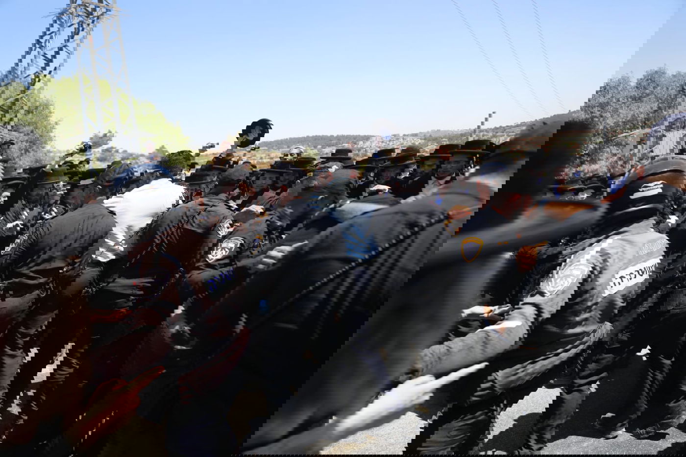 אלף מפגינים בגוש עציון; רימוני הלם על רכבו של הגאב"ד