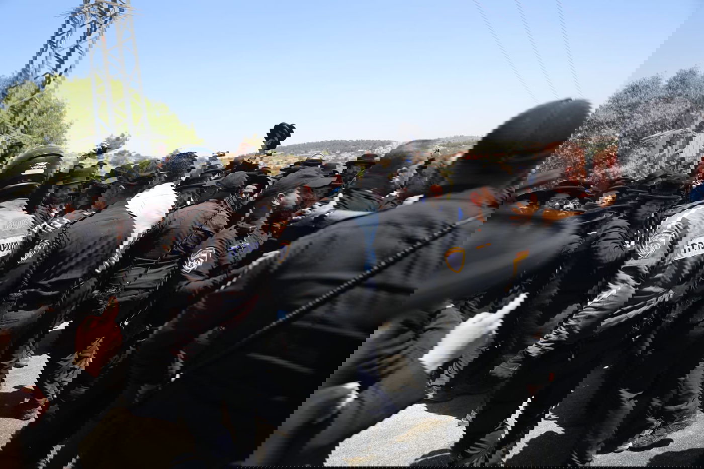 אלף מפגינים בגוש עציון; רימוני הלם על רכבו של הגאב"ד