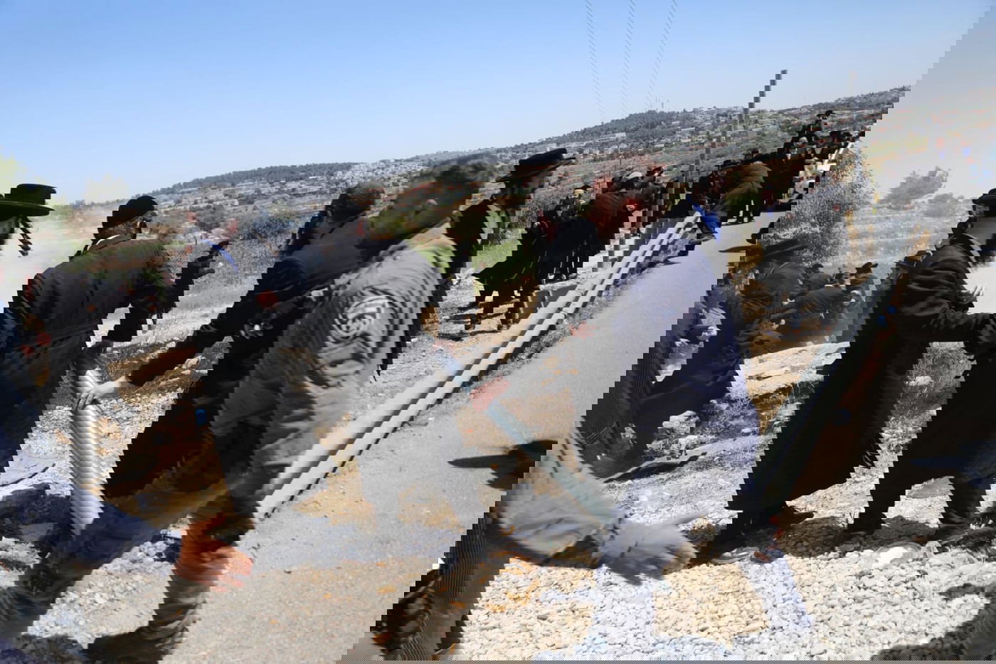 אלף מפגינים בגוש עציון; רימוני הלם על רכבו של הגאב"ד