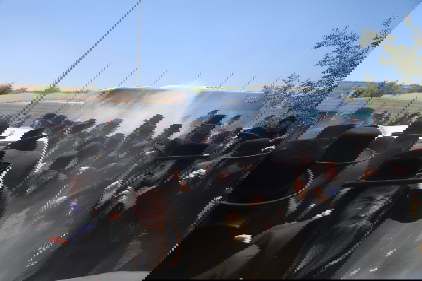 אלף מפגינים בגוש עציון; רימוני הלם על רכבו של הגאב"ד