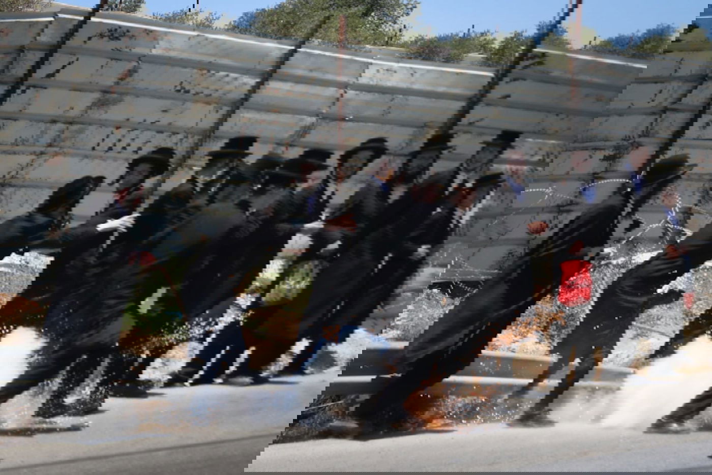 אלף מפגינים בגוש עציון; רימוני הלם על רכבו של הגאב"ד