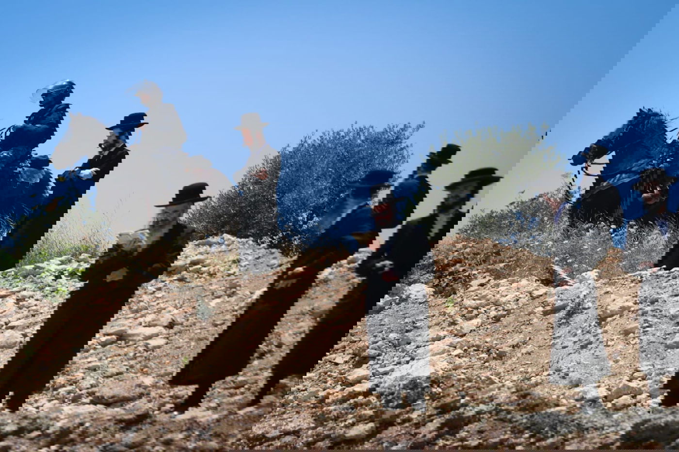 אלף מפגינים בגוש עציון; רימוני הלם על רכבו של הגאב"ד