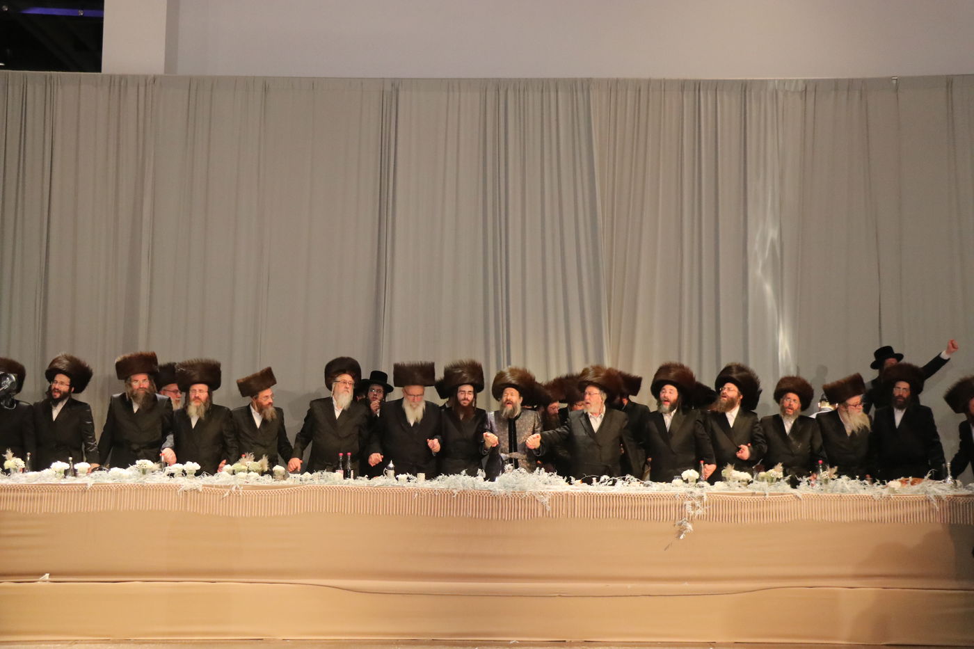 האדמו"ר מבאבוב 45 בחתונת בן הנגיד