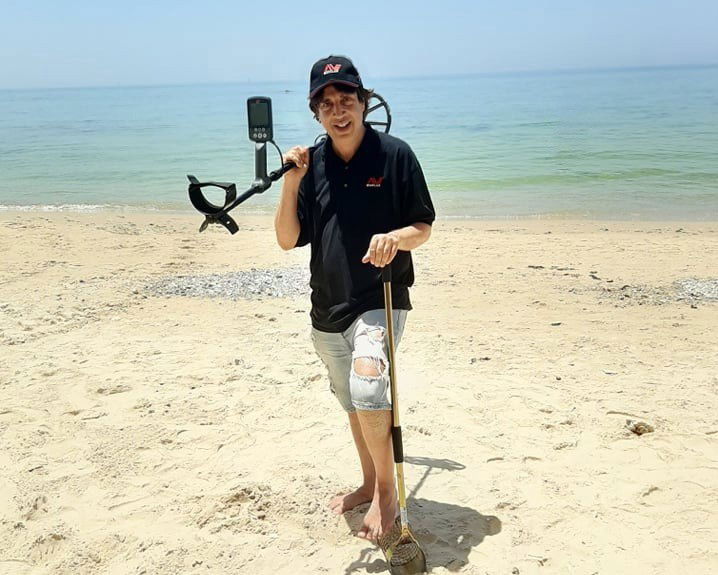 גן ארז וגלאי המתכות בחוף הים