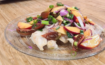 חזה עוף צלוי וסלט נקטרינות שובר שגרה