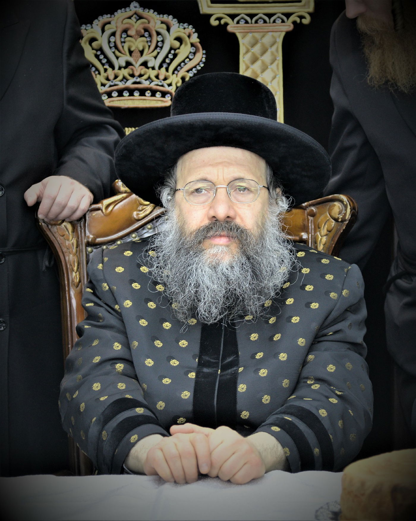 הרבי מבאבוב קבע מזוזה בבית מדרשו בביתר