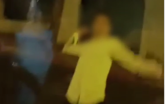 הנער משליך חפצים