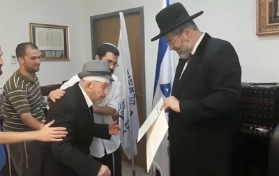 ניצול השואה בן ה-94 קיבל את תעודת הכושר לנינו