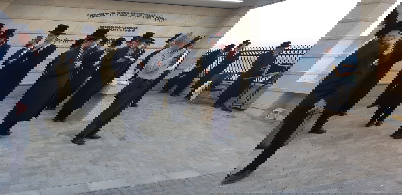 הרבי מקאפיטשניץ בתפילה בציון זקנו זיע"א בטבריה