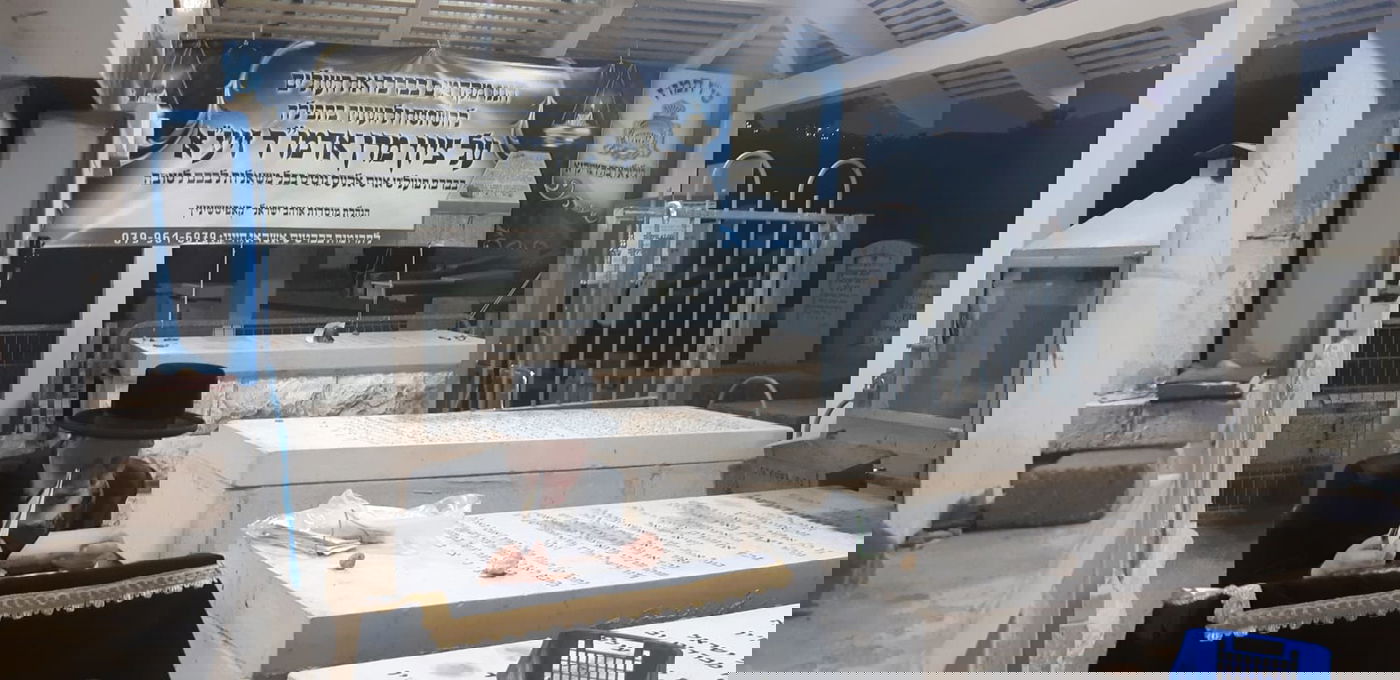 הרבי מקאפיטשניץ בתפילה בציון זקנו זיע"א בטבריה