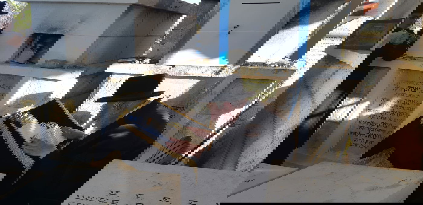 הרבי מקאפיטשניץ בתפילה בציון זקנו זיע"א בטבריה