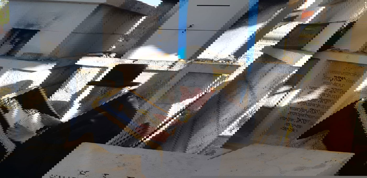 הרבי מקאפיטשניץ בתפילה בציון זקנו זיע"א בטבריה