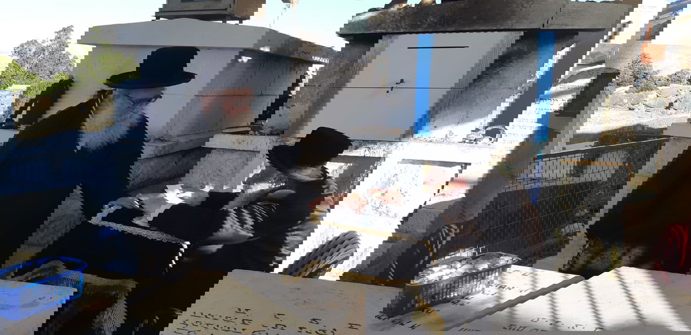 הרבי מקאפיטשניץ בתפילה בציון זקנו זיע"א בטבריה