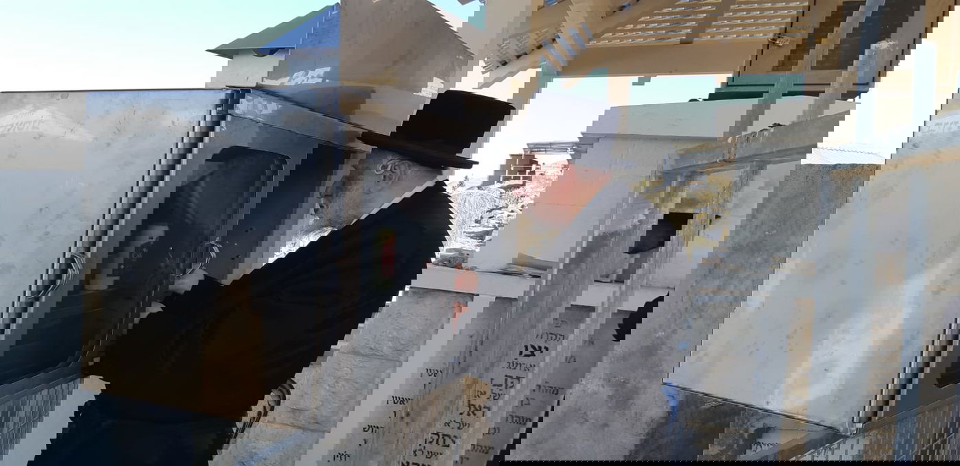 הרבי מקאפיטשניץ בתפילה בציון זקנו זיע"א בטבריה