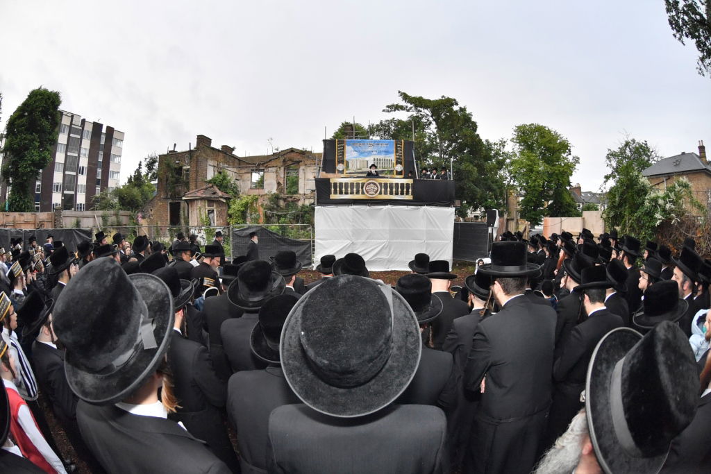 בשטח הענק: הרבי מויז'ניץ ירה את אבן הפינה לבניין הת"ת