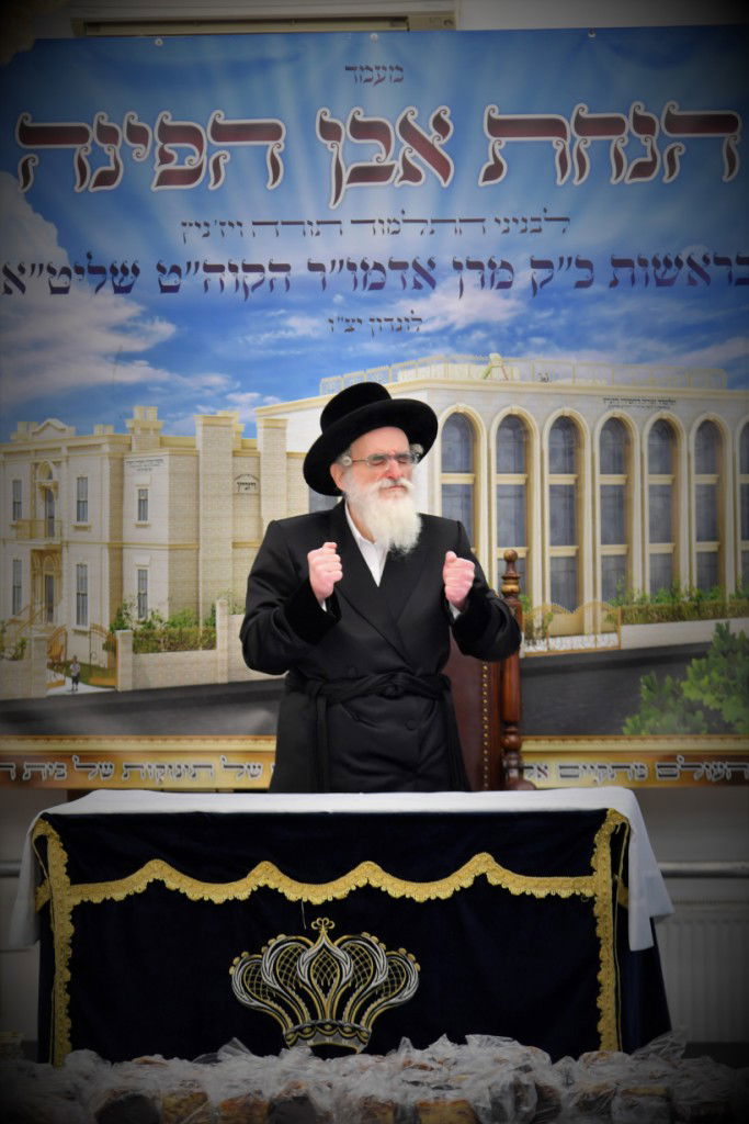 בשטח הענק: הרבי מויז'ניץ ירה את אבן הפינה לבניין הת"ת