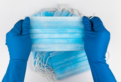 המסכות חוזרות: חובת עטיית מסכה במקומות סגורים