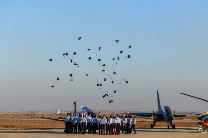 בוגרי קורס הטיס אתמול בחצרים בטקס המסורתי