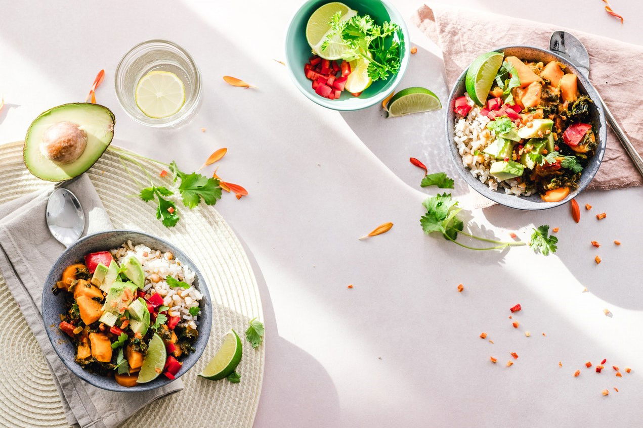 סלט עדשים ואורז עם גזר ואבוקדו