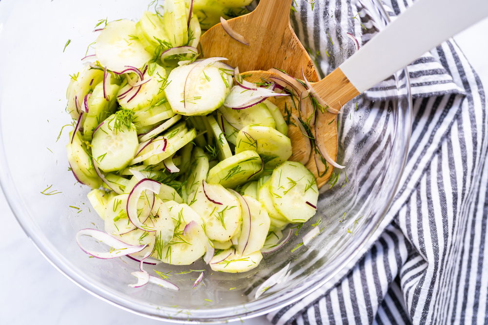 סלט מלפפונים, בצל סגול ושמיר