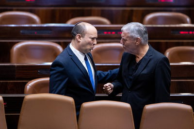 מאיר כהן במליאת הכנסת עם בנט